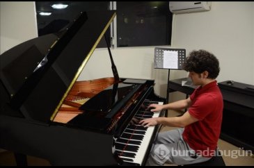 Hedefini Cumhurbaşkanı'nın hediyesi piyanoyla gerçekleştirecek