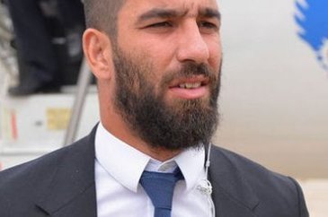 Uçaktan indi camiye koştu