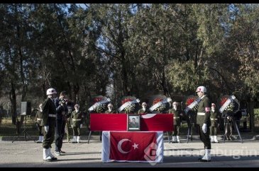 Şehit askeri aynı saldırıda yaralanan arkadaşları uğurladı