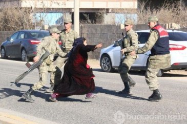 Jandarma öfkeli kadınları zor tuttu