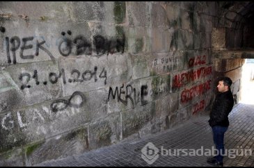 Tarihi Amasra Kalesi'nde sprey yazı kirliliği