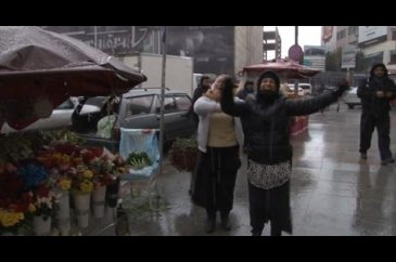 Taksim'de kar yağışını göbek atarak kutladılar
