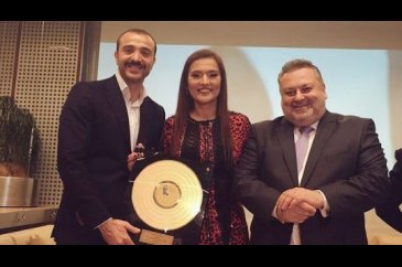 Demet Akalın'a 'Altın Plak' ödülü!
