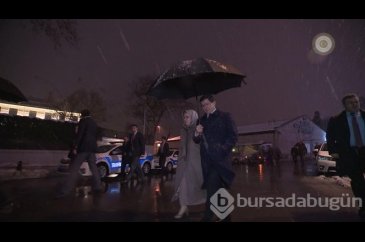 Başbakan Davutoğlu ve eşinden kar romantizmi