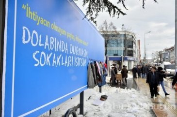 Yardım için giysilerini billboardlara astılar
