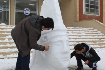 Kardan Kral Antiochos'un heykelini yaptılar