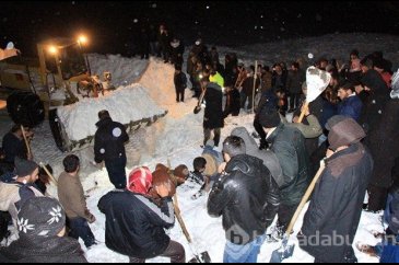 Kara saplanan minibüsü kurtarmak isteyen yolcuların üzerine çığ düş...
