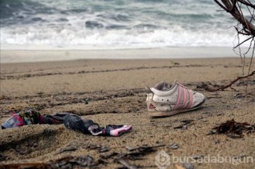 Ayvalık'ta göçmenlere ait eşyalar da kıyıya vurdu