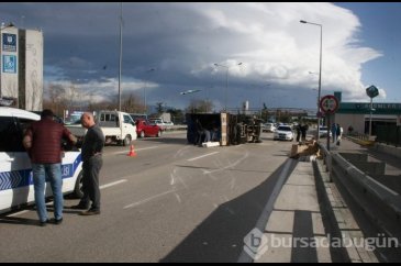 Bursa'da devrilen kamyon trafiği felç etti!
