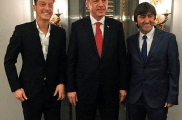 Mesut Özil'den Cumhurbaşkanı'na sürpriz ziyaret	
