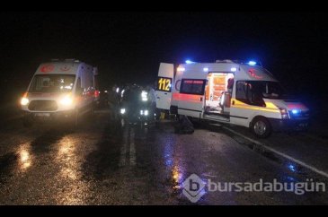 Otobüs ile otomobil çarpıştı 4 ölü, 30 yaralı