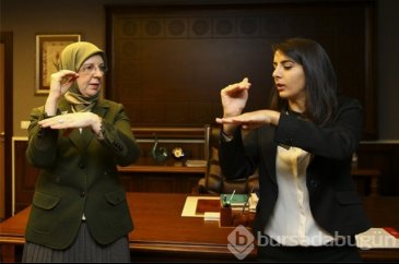 Sema Ramazanoğlu işaret dilini öğreniyor	
