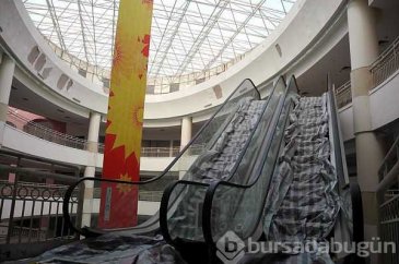 Dünyanın en büyük alışveriş merkezi sinek avlıyor	
