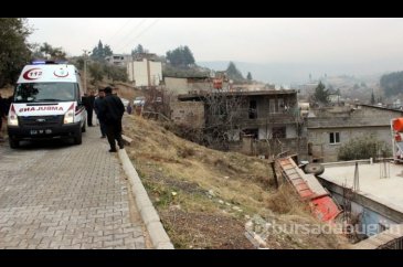 Kamyon evin üzerine devrildi