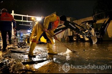 Göle dönen caddede araçlar mahsur kaldı