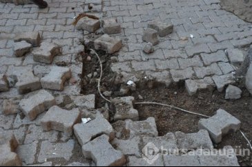 Kazma kürekle tuzaklanmış bomba arıyorlar