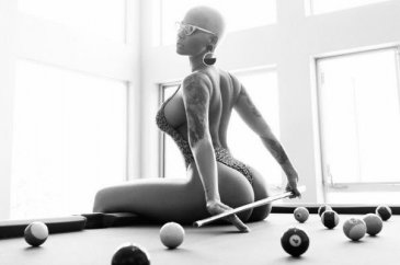 Bilardo masasında seksi pozlar