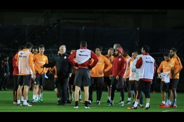 Umut Bulut antrenmana maskeyle çıktı
