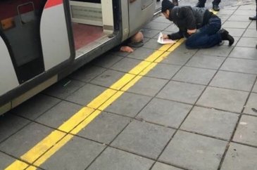 Tramvayın altında kalan bir kişi yaralandı