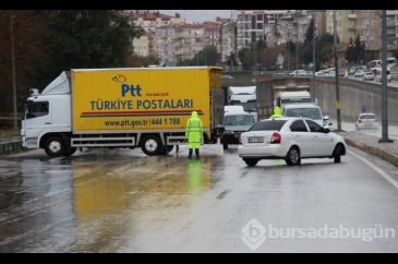 Ani bastıran kar, İzmir- Manisa yolunu kapattı	