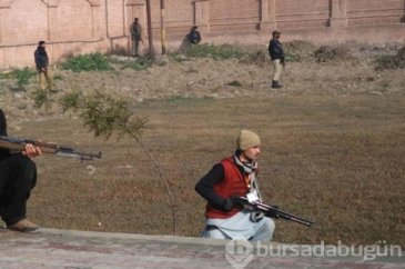 Pakistan'da üniversiteye saldırı