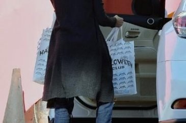 Hangi ünlü alışverişe nasıl çıkıyor?