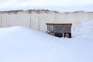 Kar kapıyı kapattı, eve pencereden giriyorlar
