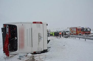 Elmadağ'da otobüs devrildi: Yaralılar var

