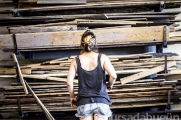 Çöpten topladığı atık kerestelerle harikalar yarattı
