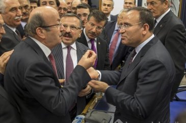 "O elini indir"