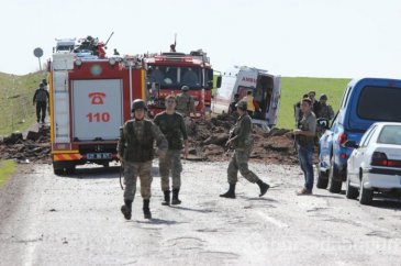 Diyarbakır'da askeri aracın geçişi sırasında patlama!	
