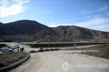 "Tapulu arazim" dedi yolu kapattı