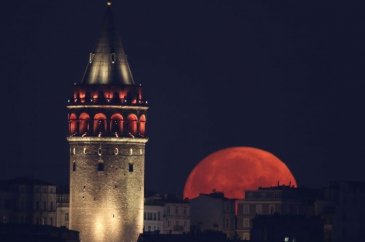Ay ve Galata Kulesi'nin muhteşem buluşması