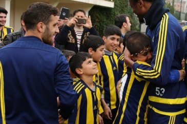 Sur'dan gelen çocuklar Fenerbahçe antrenmanında