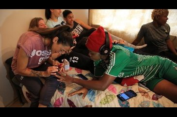 8 kadın futbolcu 5 odalı evi paylaşıyor!