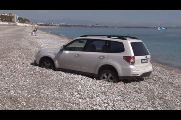 Dünyaca ünlü plaja cipini park etti