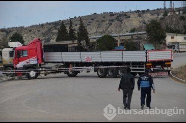 Arazilerinden geçen yolu TIR'larla trafiğe kapattılar