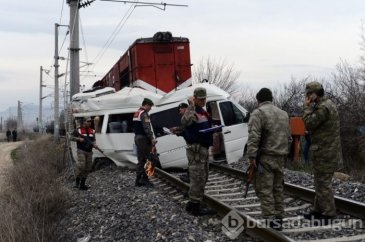 Tren öğrenci servisine çarptı