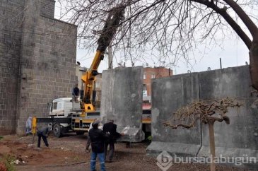 Diyarbakır'ın Sur ilçesine beton blok yerleştiriliyor