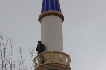 Bu köyün gençleri minareden inmiyor