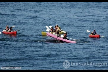 Kanoyla dolaşan turistler dev balina ile burun buruna geldi