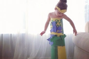 &#8203;Ünlülerin elbiselerinden ilham alarak kızına elbiseler diken...