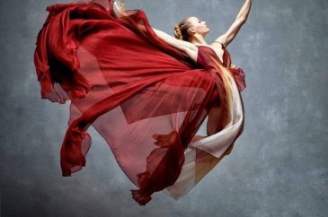 Tüm ihtişamlarıyla büyüleyici dansçılar
