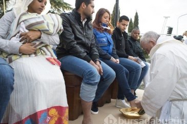 Papa Müslüman göçmenin önce ayaklarını yıkadı sonra öptü