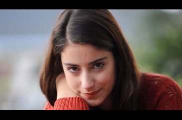 Hazal Kaya'dan sevenlerini üzecek karar