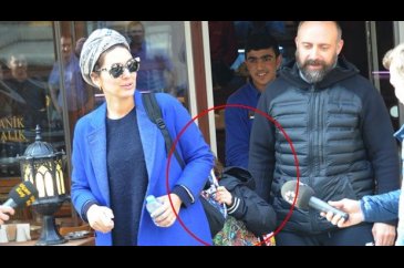 Halit Ergenç ailesiyle yemekte