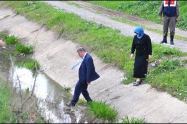 Belediye başkanı törene yetişmek için öyle bir yol seçti ki...
