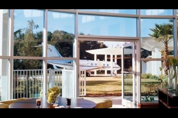 Uçağını evinin bahçesine park ediyor