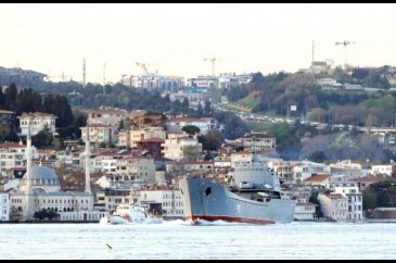 Rus savaş gemisi İstanbul Boğazı'ndan geçti