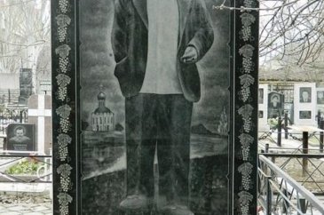 Şaka gibi mezar taşları